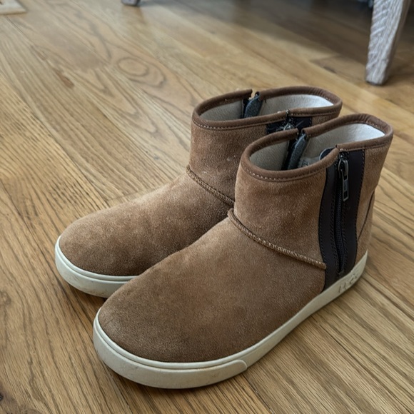 Ugg boot - Picture 2 of 3